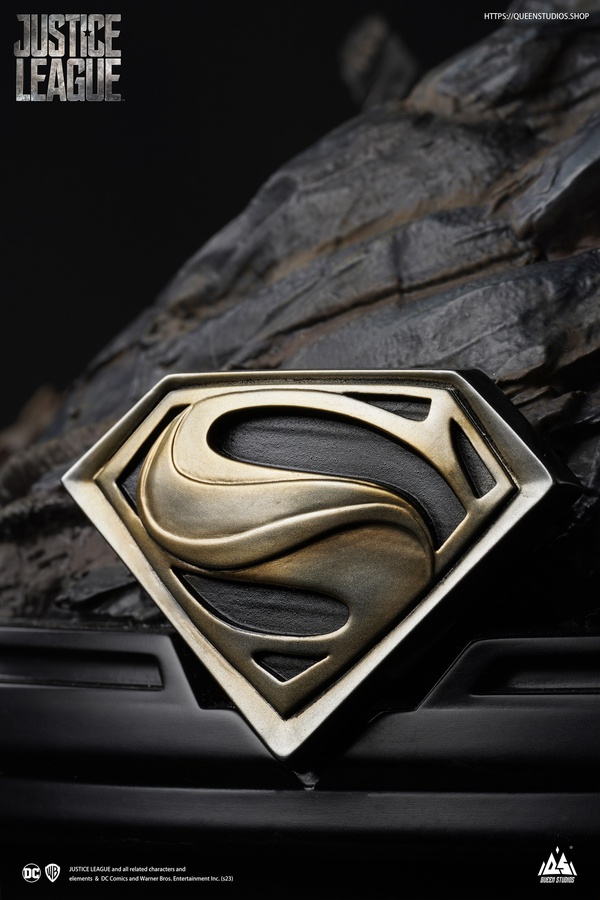 SUPERMAN (HENRY CAVIL) - BLACK SUIT - PREMIUM EDITION
