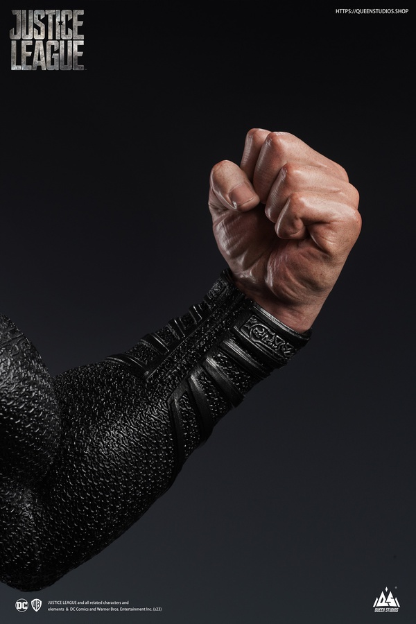 SUPERMAN (HENRY CAVIL) - BLACK SUIT - PREMIUM EDITION